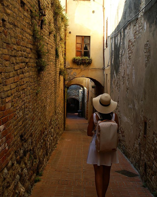 San Gimignano ~🌻💞
@nordaceofficial the perfect travel companion ♥️

#sangimignano #sangimignanoitaly #sangimignanotuscany #toscana #roadtrip #tuscany #love #memories #goodtimes #friends #colorful #vicoletto #streetphotography #Nordace #nordacesiena #nordaceofficial